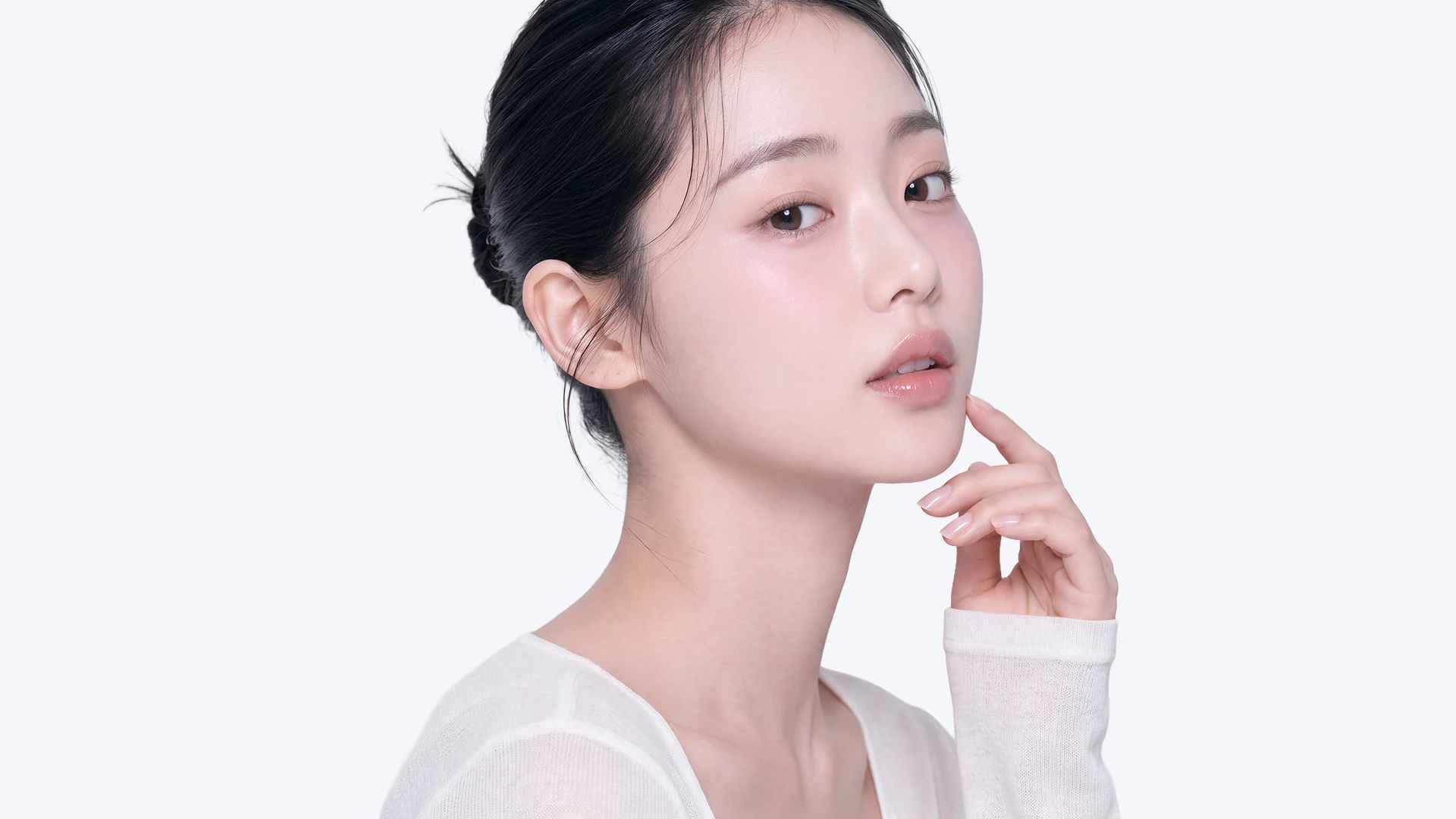 맞춤 코성형 후 자연스러운 옆라인을 가진 여성 모델