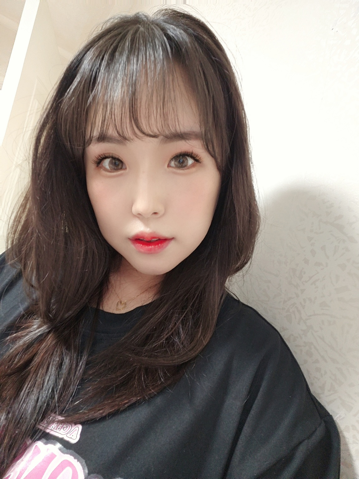 매일 옆모습만봐도 우뚝서잇는 콧대만보면 수술하길 잘햇다는생각을 매번하게 되네요~