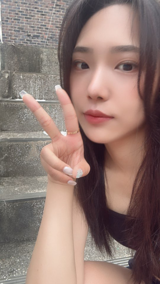 자연스럽게 이뻐졌다는 말 많이듣고 코 예쁘단 소리 많이듣는데 다들 모태코로 이쁜줄 알아요 ㅎㅎ