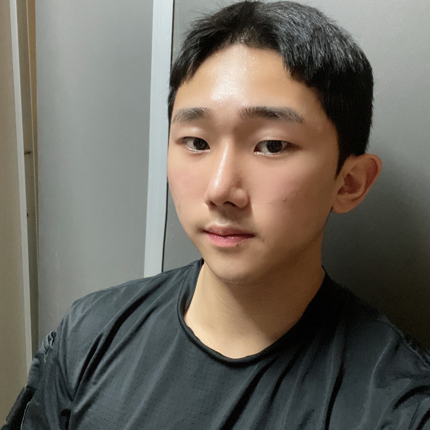자연스럽고 만족스럽게 잘 수술해주셨습니다.