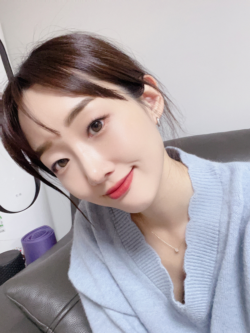진짜로 주변사람들이 살빠진 줄 알고 코성형한지는 모르더라구요 인상도 더 뚜렷해져서 너무너무 만족스러워요!!
