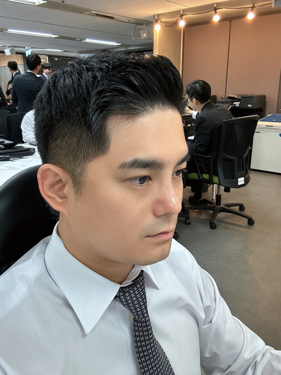 주변에서 뿐만아니라 새로만나는 사람들도 잘생겼다고 말해줘서 기분이 좋아요